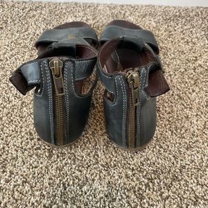 Roan. Womens size 6. Like new condition. So comfy